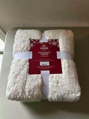 NEW JC PENNEY Home Feathersoft Oversized Throw VANILLA 50x70"